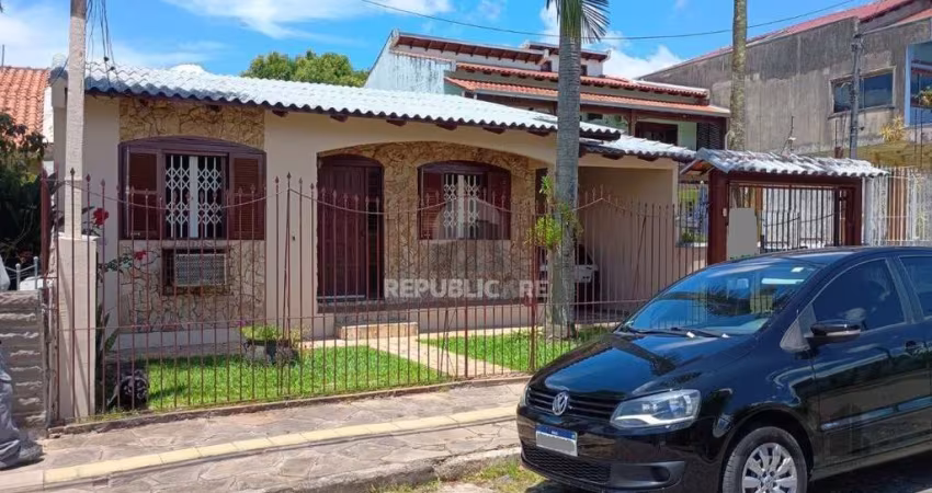 Casa 3 dormitórios, 1 suíte, vagas de garagem, Bairro Vila Cachoeirinha