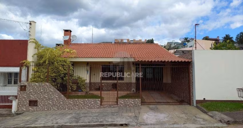 Casa com 3 dormitórios (1 sendo suíte) por R$ 550.000,00 na Rua Salustiano Macie