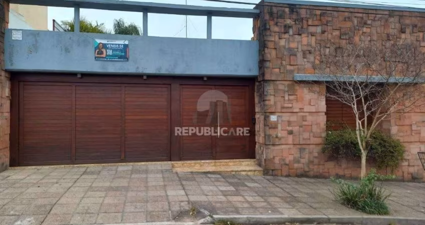 Casa com 3 dormitórios (1 sendo suíte) por R$ 4.000.000,00 na Rua Antônio Fernan