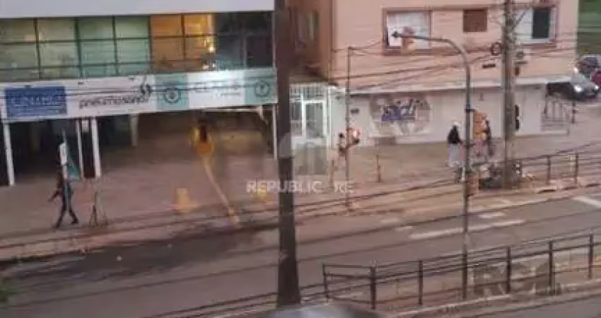 Apartamento à venda no menino deus com 77 m² e 2 dormitórios/quartos disponíveis.