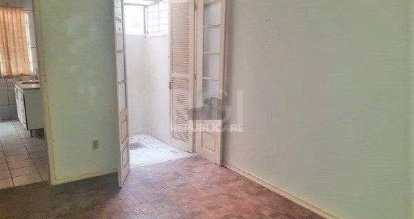 Apartamento na Cidade Baixa de 1 dormitório térreo desocupado