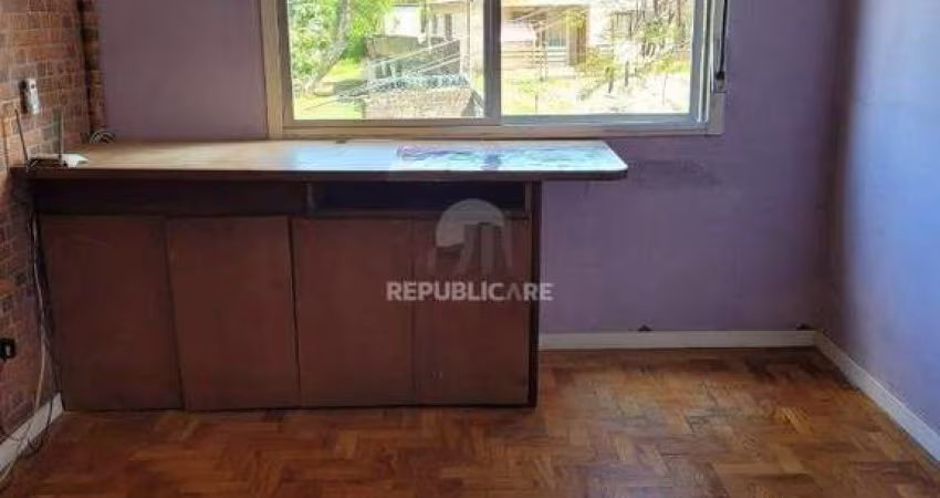 Apartamento 2 dormitórios com vaga no Bairro Cristal.