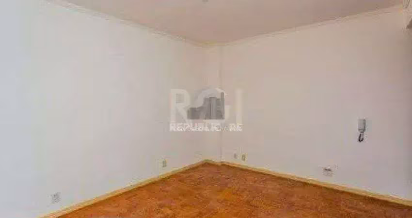 Apartamento à venda no centro histórico com 42 m² e 1 dormitório/quarto disponível.