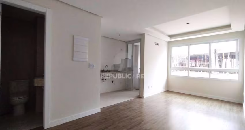 APARTAMENTO 1 DORMITÓRIO COM SUÍTE, COZINHA AMERICANA, LAVABO E AMPLO LIVING NO