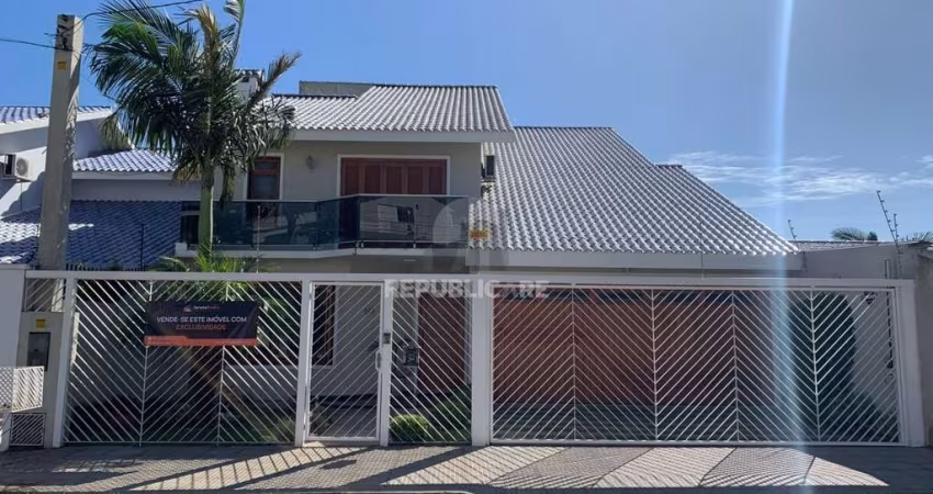 Casa com 4 dormitórios (sendo 2 suítes) por R$ 2.500.000,00 na Rua Achiles Gazap