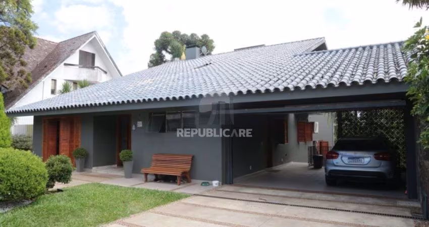 Casa com 4 dormitórios (sendo 1 suíte) por R$ 3.500.000,00 na Rua Jarbas Pinheir