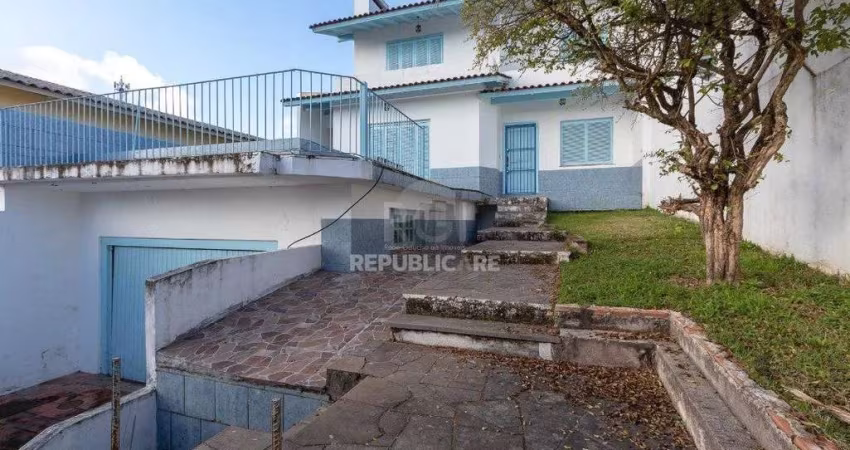 Casa com piscina em localização nobre no bairro Tristeza com vista para Rio Guaí