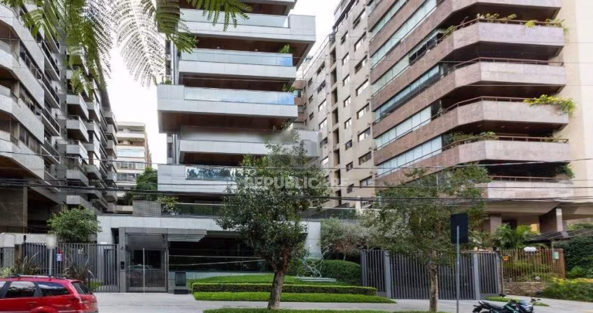 Apartamento mobiliado, com cerca de 256,42m² privativos e com 3 suítes,