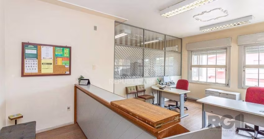 Casa  4 dormitórios, sendo 1 suíte no bairro Menino Deus em Porto Alegre