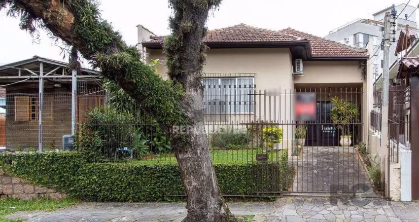 Casa térrea, 2 quartos, 2 vagas, edicula com 1 quarto e um banheiro - Bairro Tri