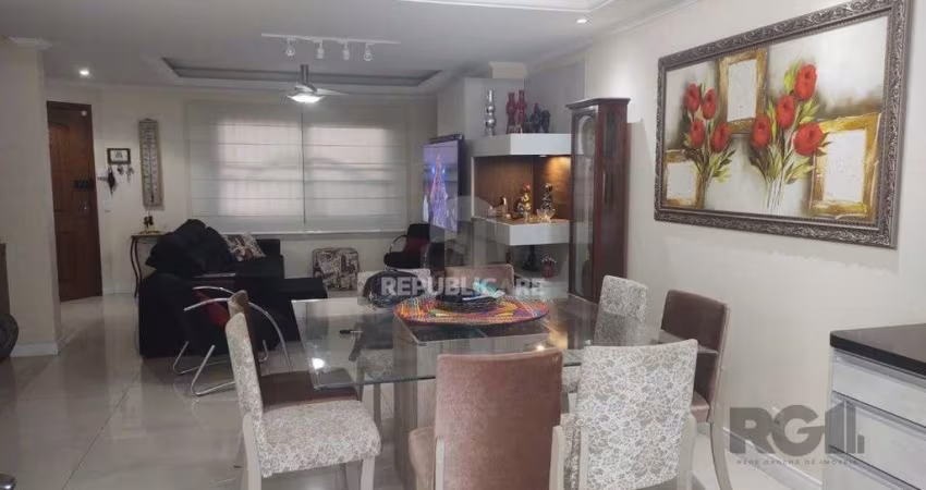 Linda Casa de Três Pavimentos, Finamente Decorada, Pronta para Morar!