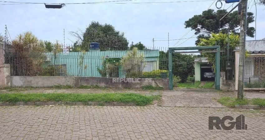Casa térrea, 3 quartos, amplo pátio - Bairro Santa Tereza