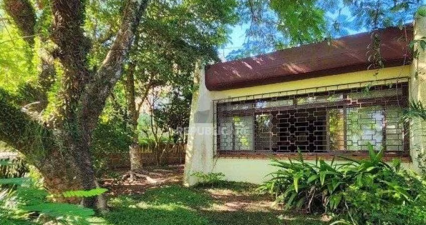casa à venda no bairro Menino Deus em Porto Alegre. Com 160m² de área privativa
