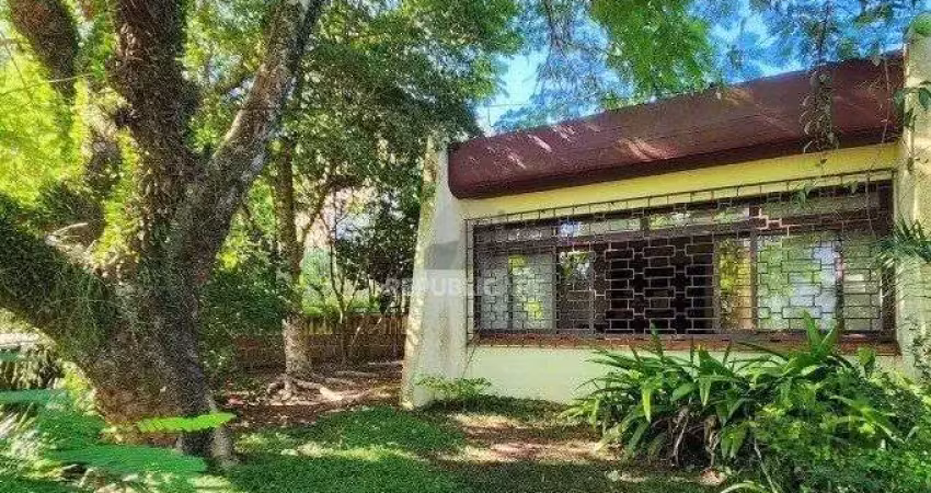 Casa à venda no bairro menino deus em porto alegre. com 160m² de área privativa