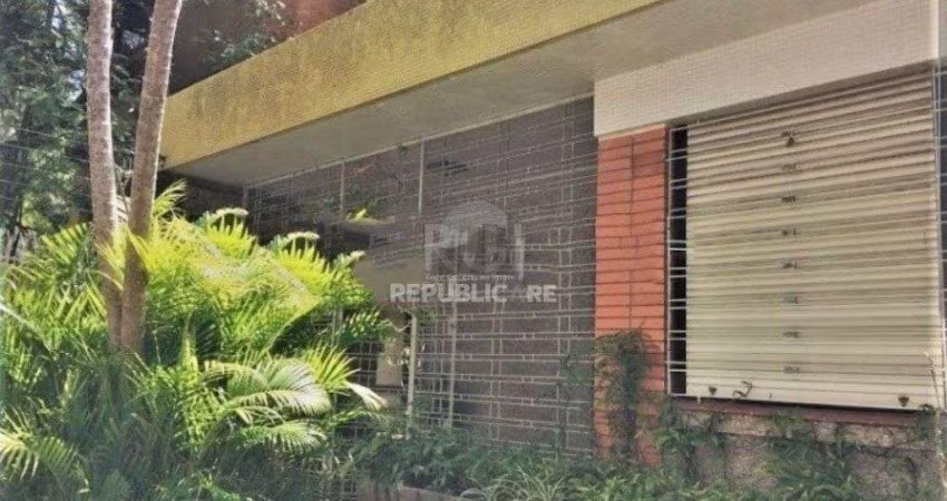 Casa de 3 dormitórios  4 vagas amplo terreno - Menino Deus
