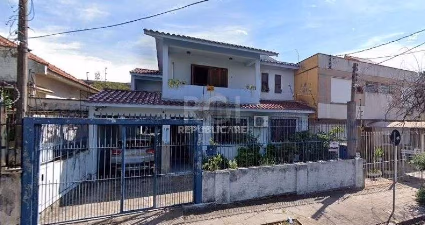 Casa para Venda - 270m², 4 dormitórios, sendo 1 suites, 5 vagas - Partenon