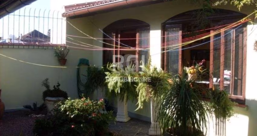 Casa para Venda - 200m², 4 dormitórios, sendo 1 suites, 4 vagas - Jardim Lindóia