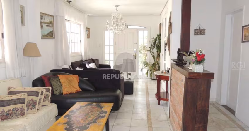 Sobrado para Venda - 300m², 3 dormitórios, sendo 2 suites, 2 vagas - Chácara das