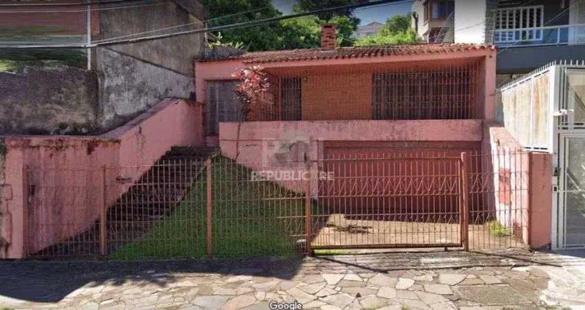 Casa com 03 dormitórios, churrasqueira, pátio com piscina e 5 vagas de garagem n