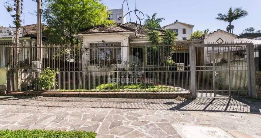 Casa para Venda - 198m², 3 dormitórios, sendo 1 suites, 4 vagas - Petrópolis