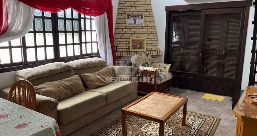 Casa para Venda - 330m², 6 dormitórios, 3 vagas - Cavalhada