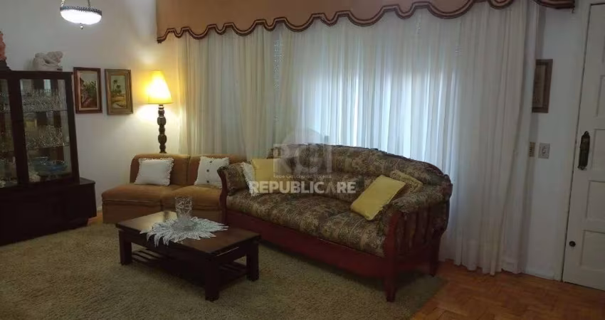 Casa para Venda - 220m², 3 dormitórios, sendo 1 suites, 1 vaga - Camaquã