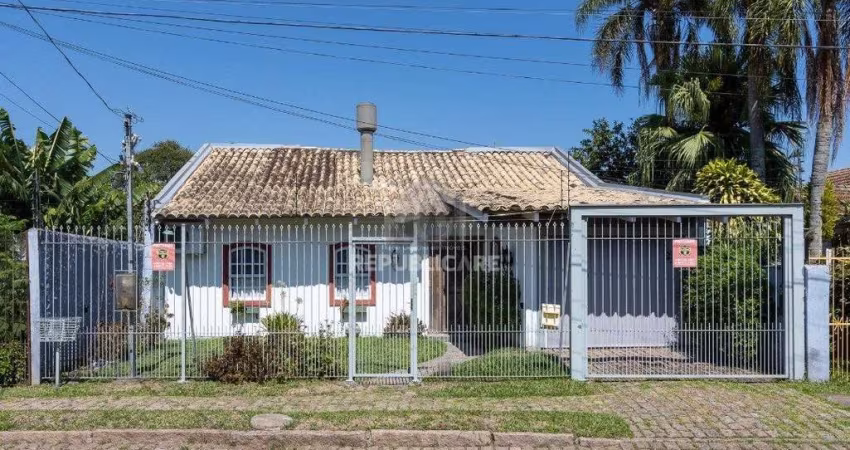 Casa para Venda - 244m², 3 dormitórios, sendo 1 suites, 2 vagas - Guarujá