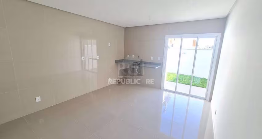 Casa para Venda - 74.67m², 2 dormitórios, sendo 1 suites, 1 vaga - Guarujá/ Port