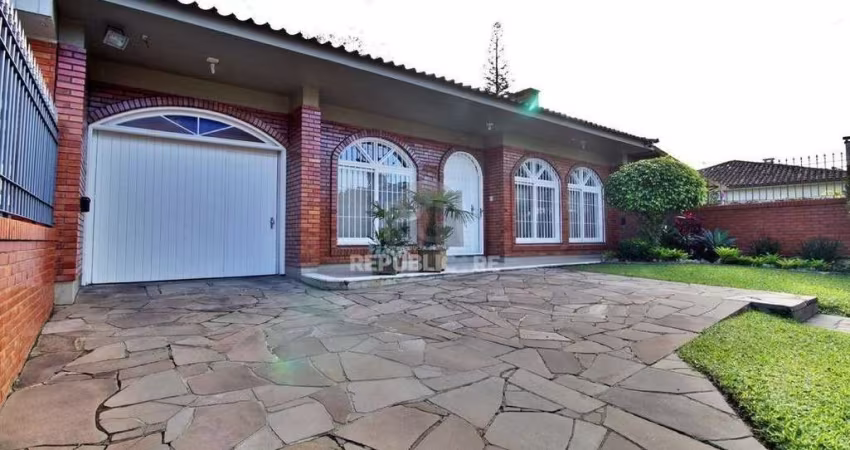 Casa para Venda - 273m², 4 dormitórios, sendo 1 suites, 5 vagas - Tristeza