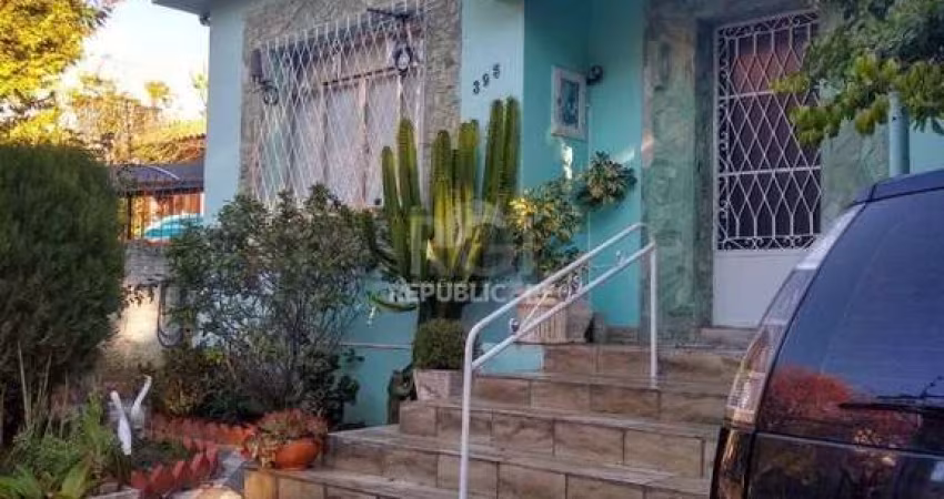 Casa para Venda - 165m², 2 dormitórios, 4 vagas - Menino Deus