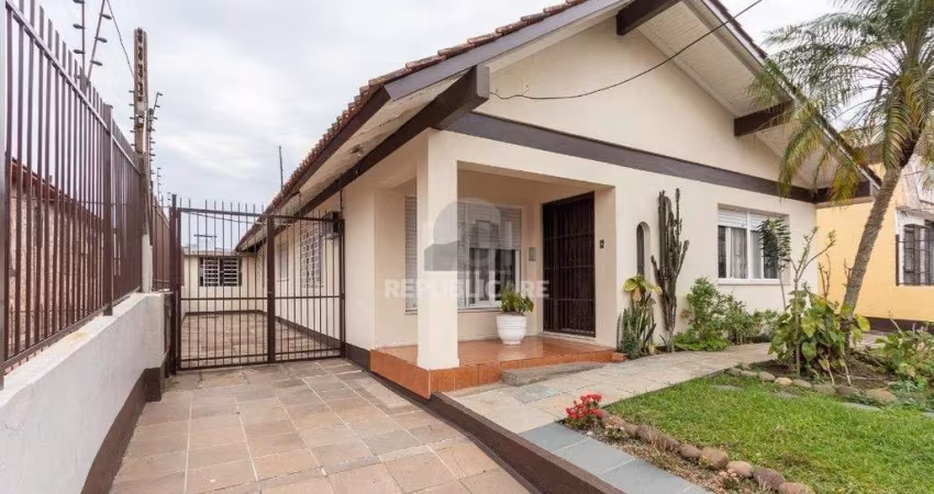 Casa para Venda - 450m², 4 dormitórios, sendo 1 suites, 9 vagas - Medianeira