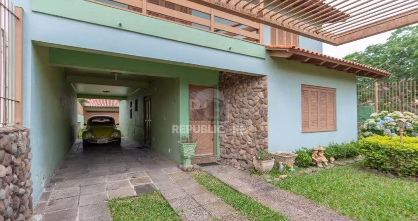 Casa para Venda - 180m², 3 dormitórios, sendo 1 suites, 2 vagas - Guarujá