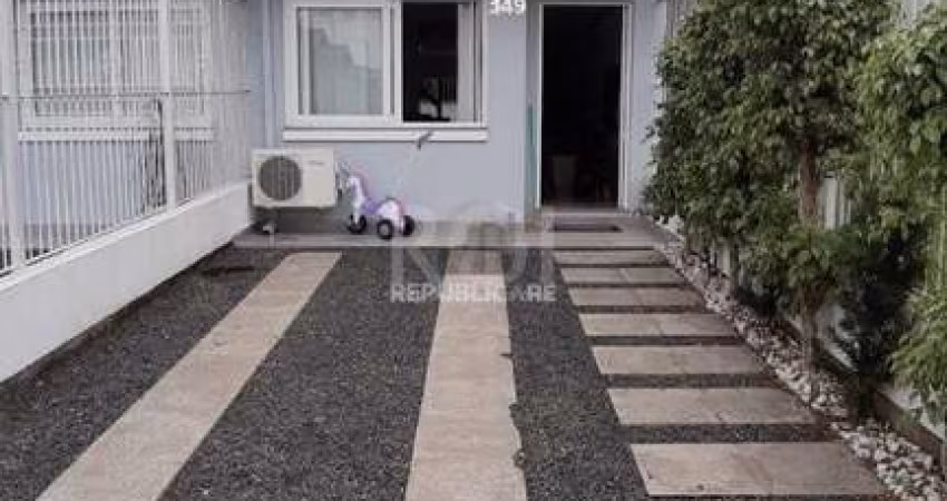 Casa para Venda - 157m², 3 dormitórios, sendo 3 suites, 2 vagas - Guarujá