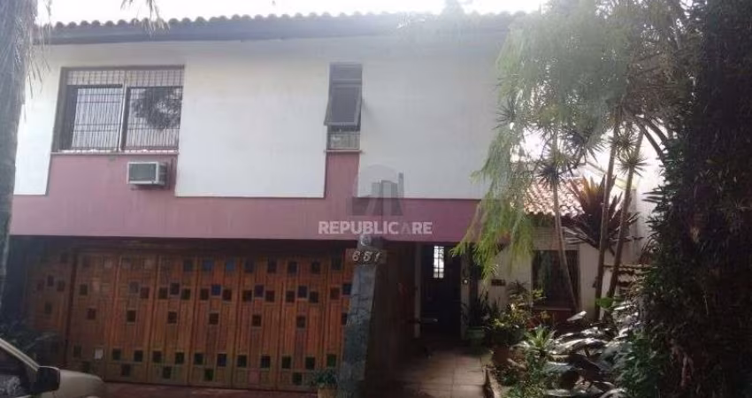 Casa para Venda - 320m², 3 dormitórios, sendo 1 suites, 4 vagas - Cristal