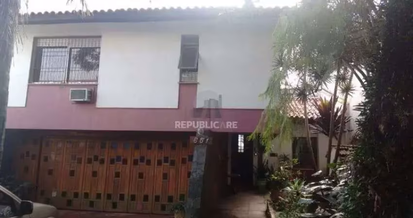 Casa para venda - 320m², 3 dormitórios, sendo 1 suites, 4 vagas - cristal