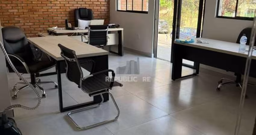 Casa com 03 quartos e 02 vagas de garagem