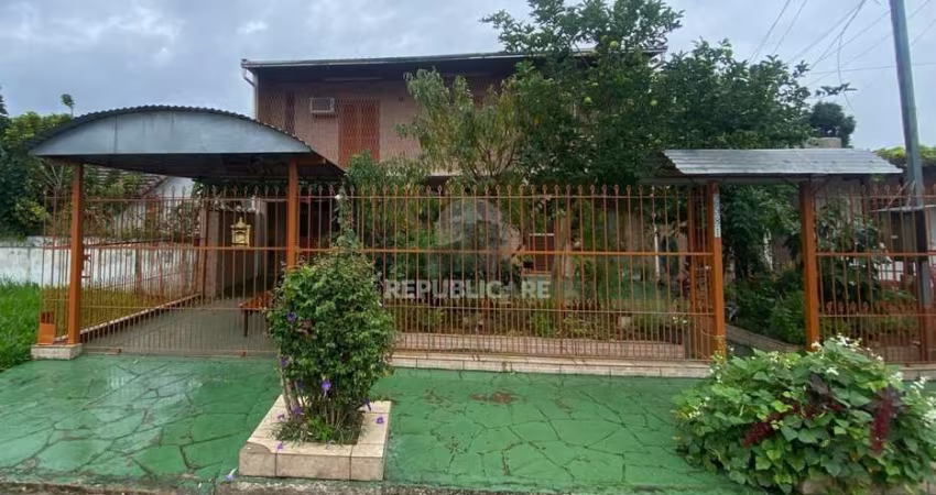 Ótima casa de dois pavimentos localizada no Bairro Restinga