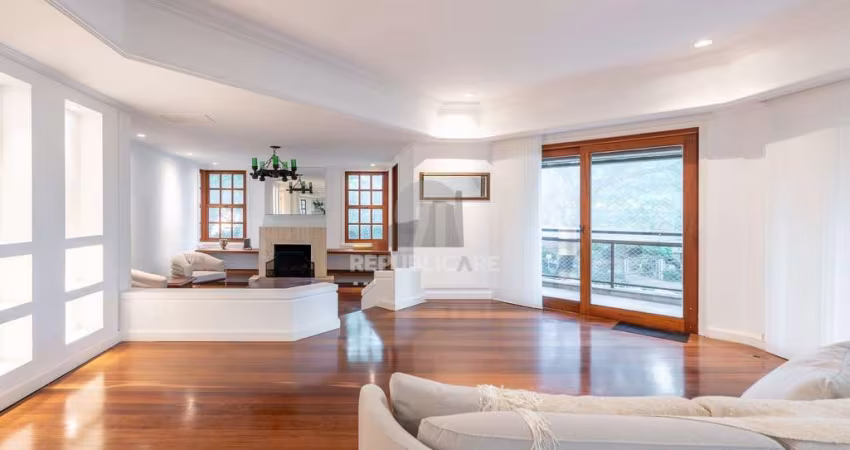 Vende-se apartamento de 309,10m² com 3 suítes e 3 vagas de garagem no bairro Aux