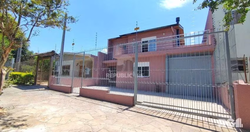 Casa ampla com 4 dormitórios e 2 suítes no Jardim Itu Sabará - Porto Alegre