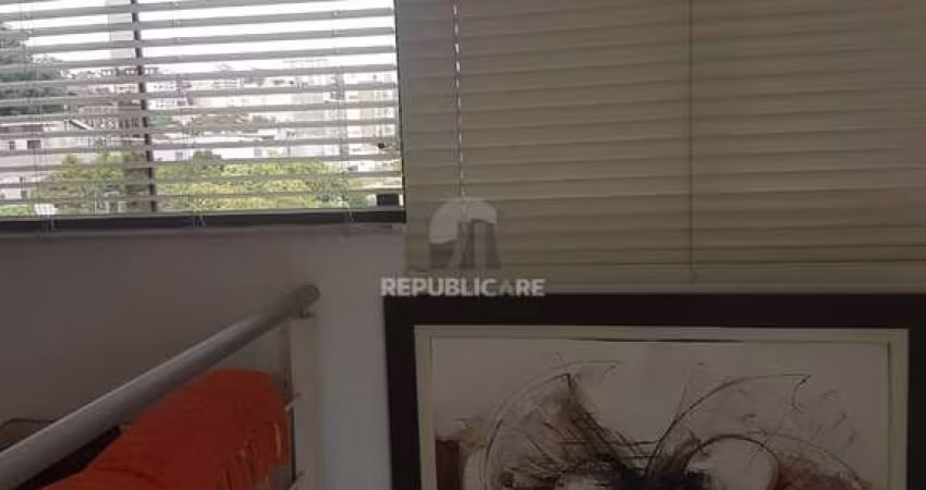 Apartamento de um quarto, suíte e uma vaga de garagem no bairro Mont´Serrat