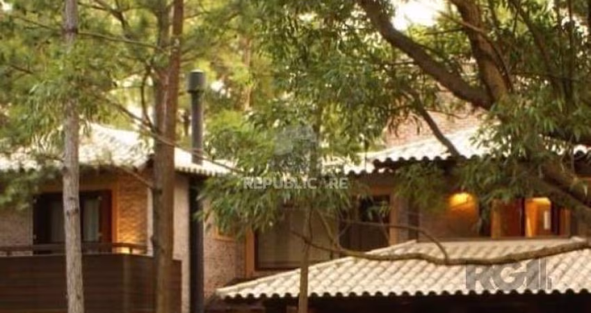 Casa com  griffe, no Condomínio Carmel, no coração do litoral norte, juntinho à