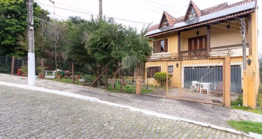 Casa Condominio para Venda - 386m², 3 dormitórios, sendo 2 suites, 2 vagas - Esp
