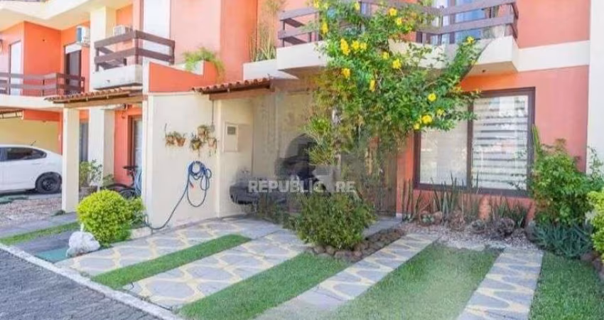 Linda casa com 3 dormitórios, sendo 1 Suíte, Sala Ampla no Condomínio de Ótima L