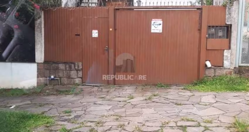 Sobrado no Menino Deus com 3D,  garagem para 2 carros e piscina.
