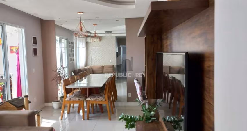 Apartamento com sacada, todo mobiliado de 3 dormitórios com suíte e 2 vagas de g