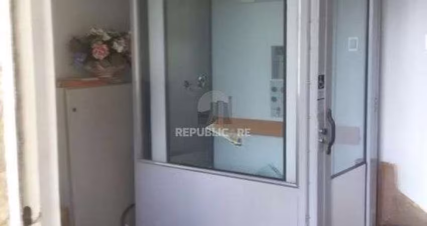 Casa com potencial residencial ou comercial, localizada em frente à Avenida Cris