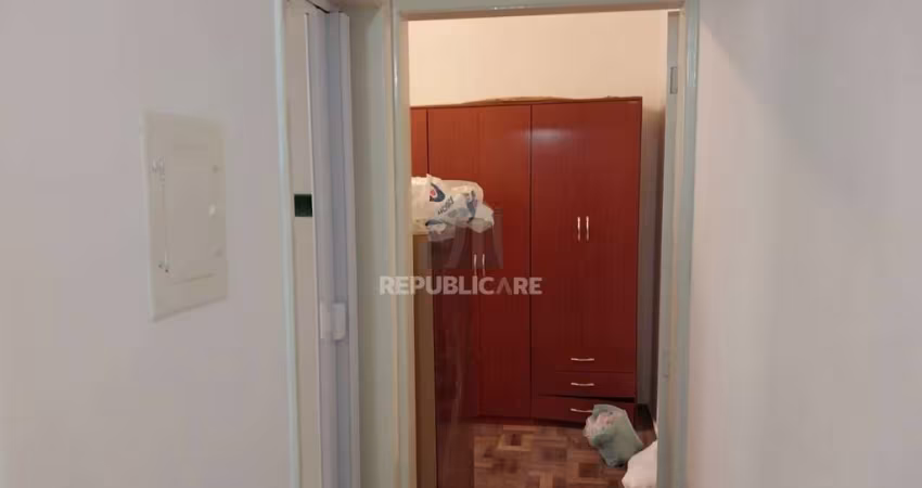 Oportunidade, partamento 1 dorm. demais peças, Trav. do Carmo.