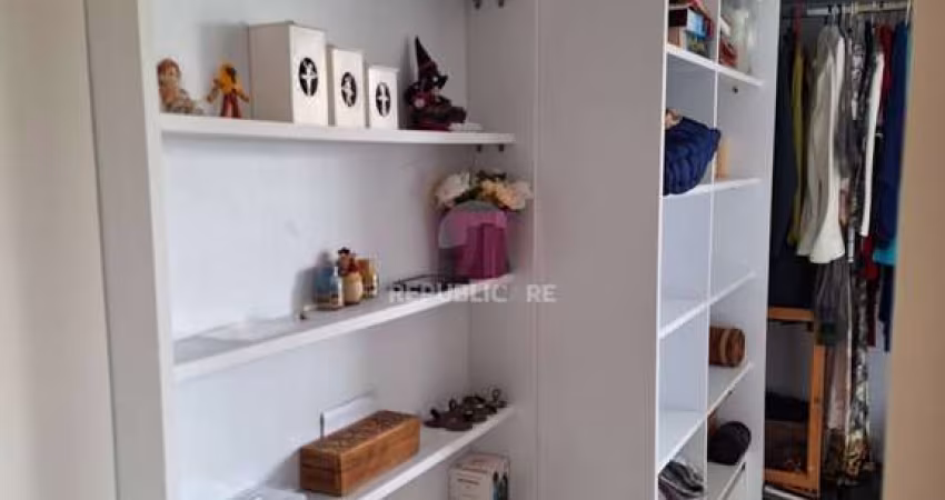 Apartamento de três quartos, suíte e uma vaga de garagem em condomínio com infra