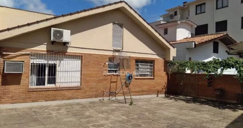Casa com pátio e 3 dormitórios no Bairro Jardim Itu.