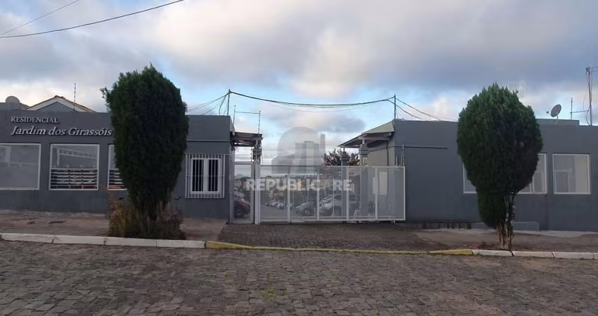 Casa em Condomínio possui 2 dormitórios, possibilidade de 3 dormitórios, 2 vagas